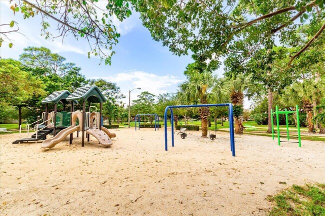 Building Photo - 709 7th Ln