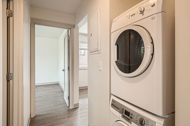 Building Photo - Second Floor 2bed/1bath Apartment in Greenwood!