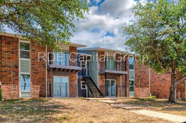 Building Photo - 8045 W Elizabeth Ln