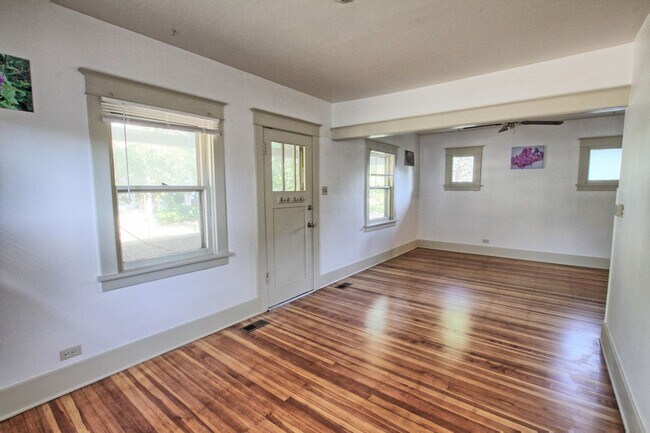 Building Photo - 2 bed 1 bath house just west of DU