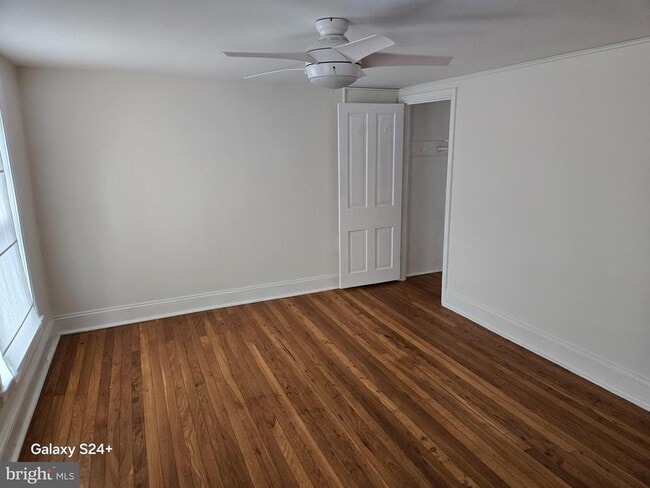Building Photo - 462 New Elm St