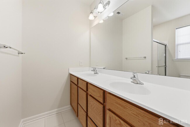 Building Photo - 6 Bond St