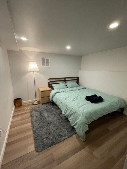 Building Photo - 704 NE 53rd St