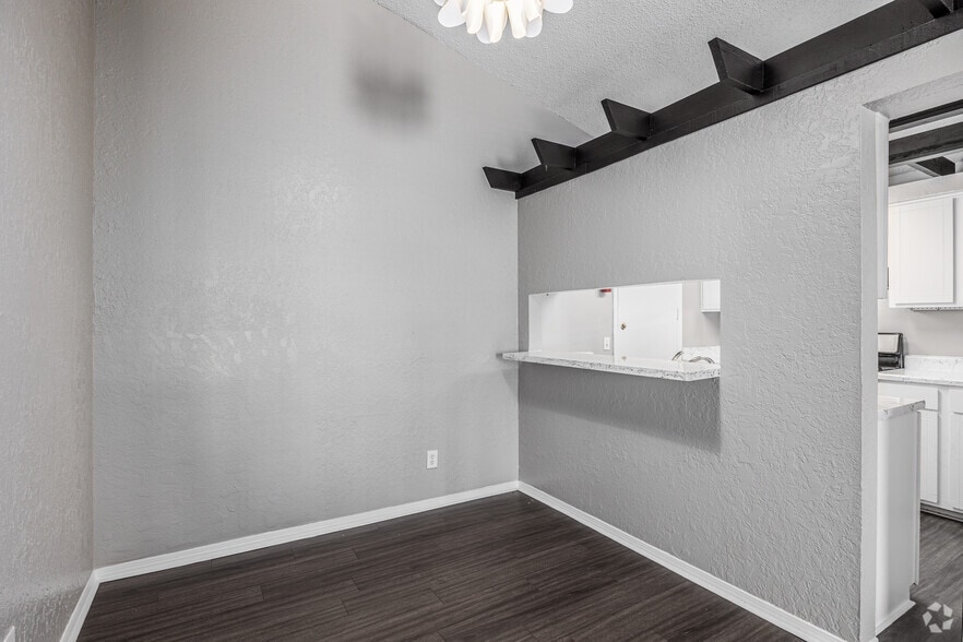 2BR, 2BA - 1225SF - Dining. Room - Belle Isle Terrace