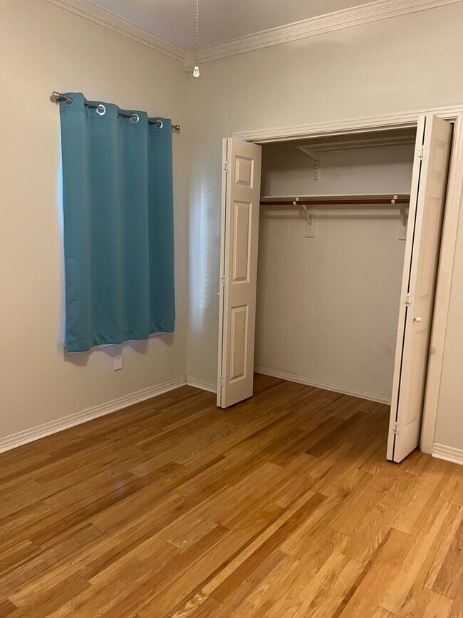 Building Photo - Large Home In and Established Neighborhood...