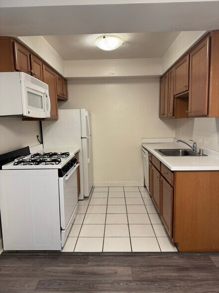 Primary Photo - 2131 N Summit Ave