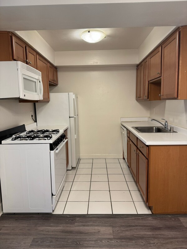 Building Photo - 2131 N Summit Ave