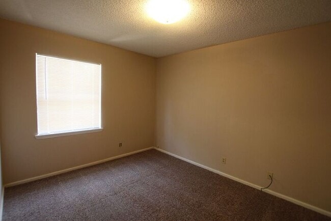 Building Photo - Beautiful 3 Bedroom, 2.5 Bath Townhome in Tyler – Available!