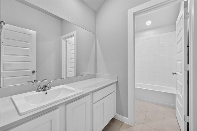 Building Photo - Spacious 5-Bedroom, 4-Bath Home with Washer, Dryer & Refrigerator