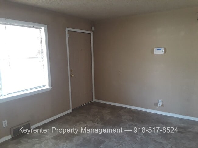 Building Photo - Spacious 4 Bedroom House