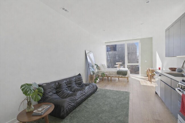 Building Photo - 4513 N Clark St