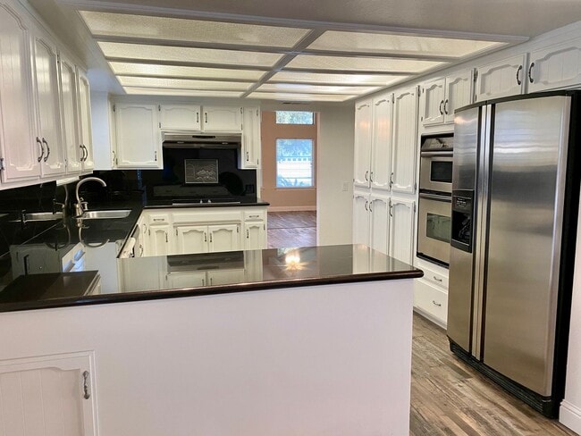 Building Photo - $2,250 Armstrong & Sierra, Beautiful 3 Bed...