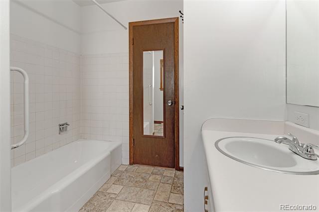 Building Photo - 411 Redwood Dr