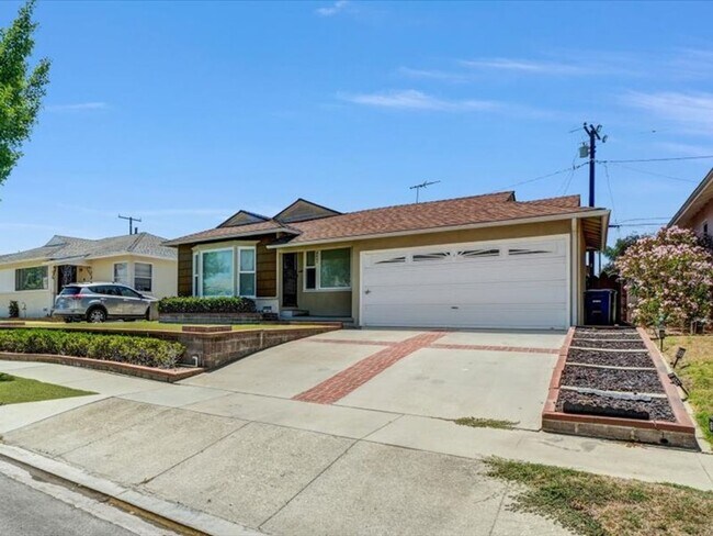 Building Photo - 4847 Ocana Ave
