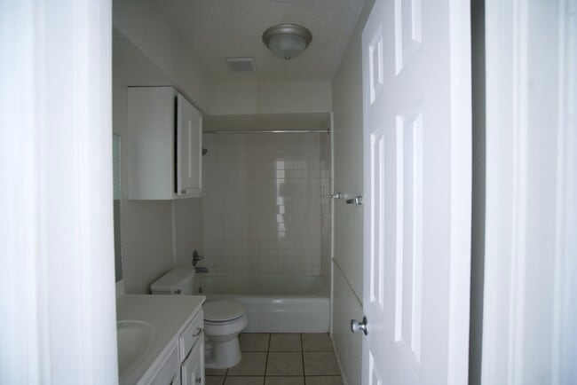 Building Photo - 2255b Donna Dr