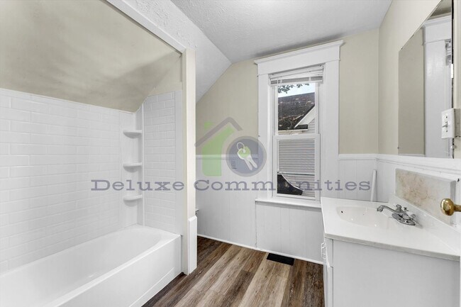 Building Photo - 3 Bedroom Eastown Home!