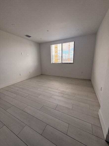 Building Photo - 765 E 20th St