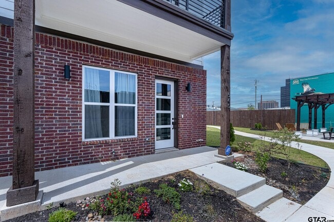 Building Photo - 540 W Erwin St