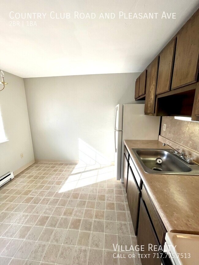 Building Photo - 605 Country Club Rd