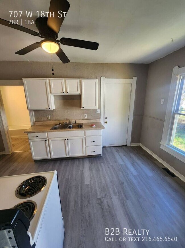 Building Photo - 707 W 18th St