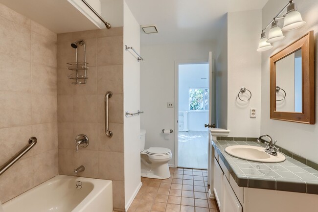 Building Photo - MODERN 2 BED/1.5 BATH IN HEART OF BOULDER!