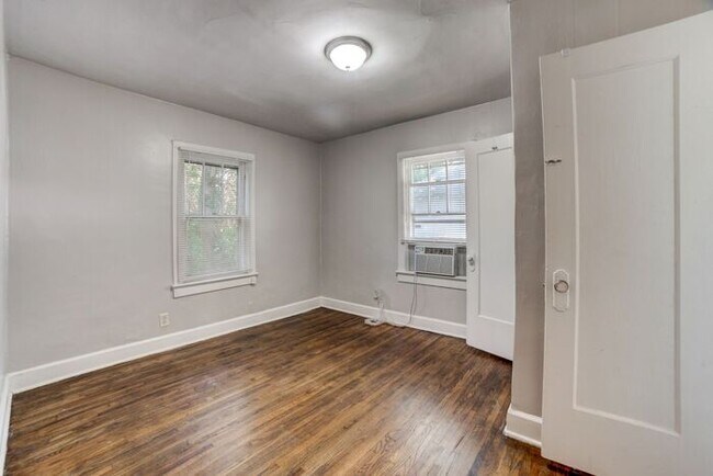 Building Photo - Tulsa 2-Bedroom Home | Walk to TU + Fenced...
