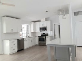 Building Photo - 54140 Avenida Mendoza