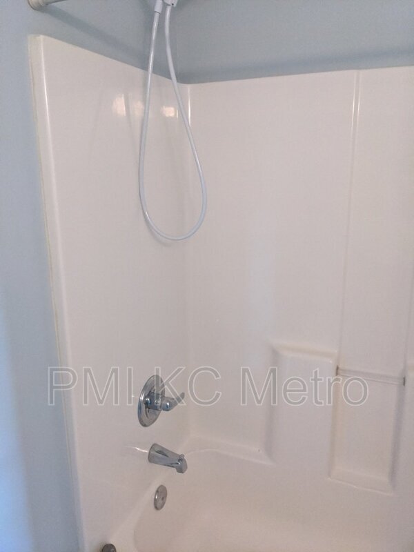 Building Photo - 16008 E T C Lea Rd