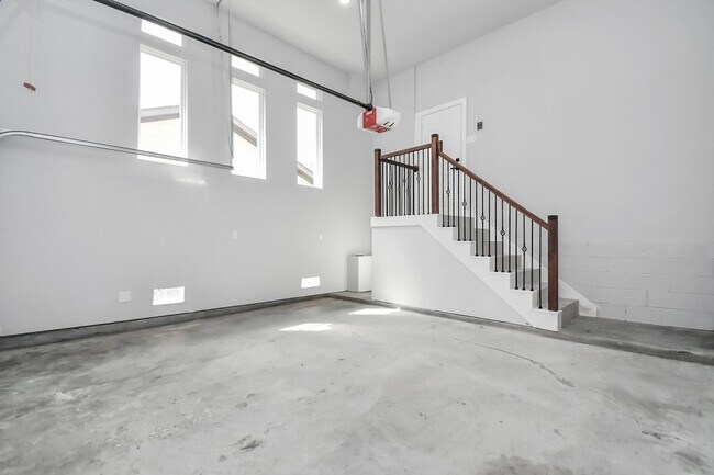 Building Photo - 4215 Rogers St