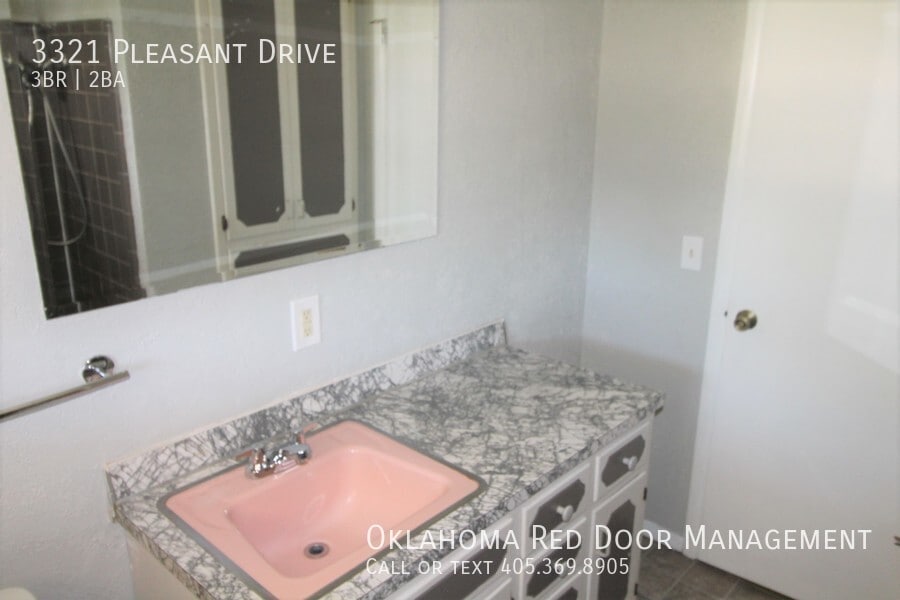 Building Photo - 3321 Pleasant Dr