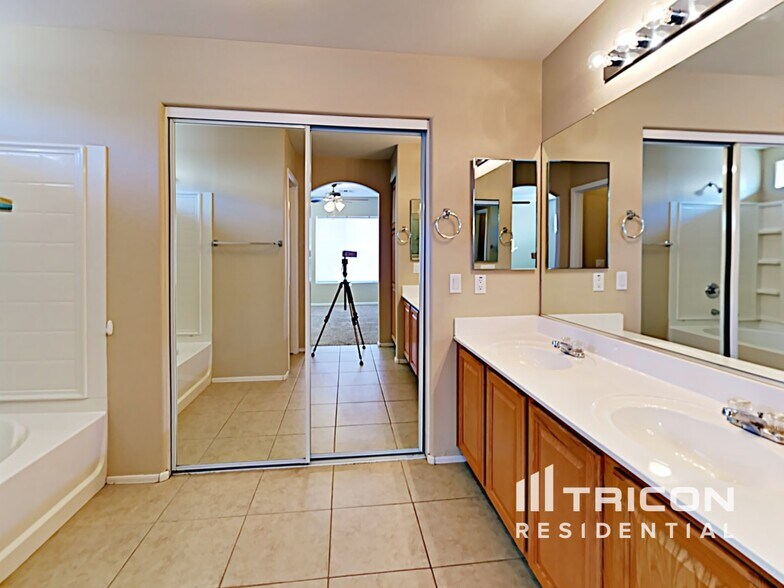 Building Photo - 22040 W Gardenia Dr