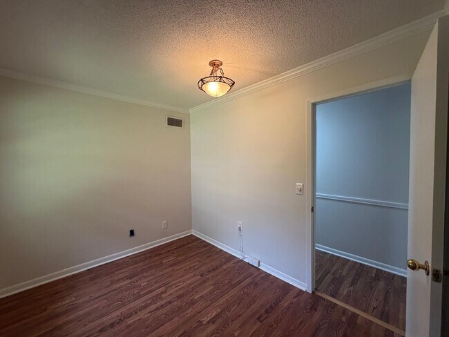 Building Photo - 524 Graycroft Dr SW