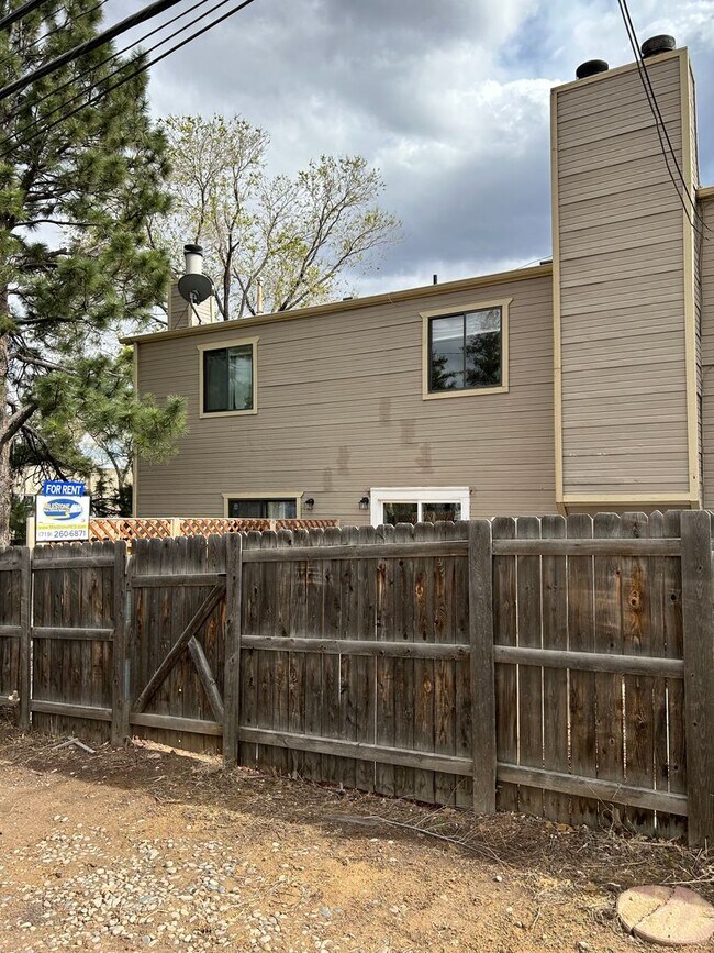 Building Photo - Available NOW, 2 bedroom townhome w/ AC - ...