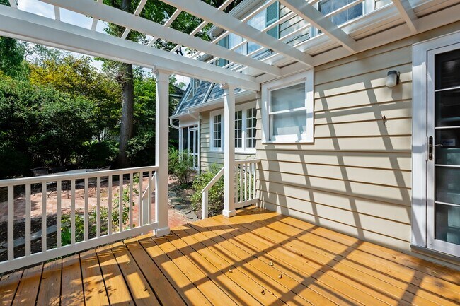 Building Photo - 4BR 3.5 BA Chevy Chase Gem is Move-in Read...