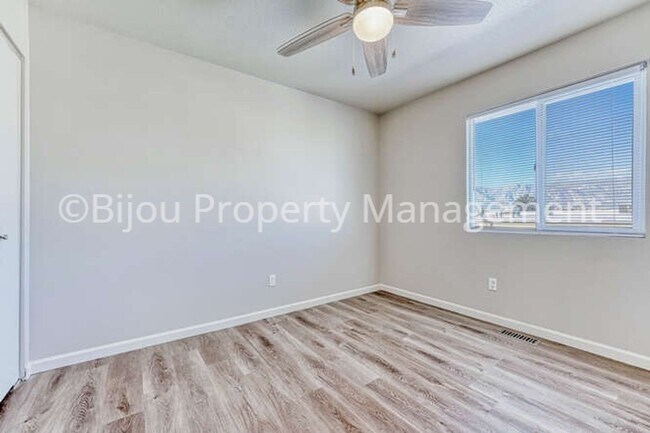 Building Photo - Completely Renovated Townhome