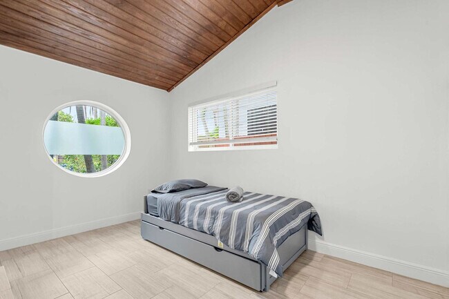 Building Photo - 443 NE 71st St