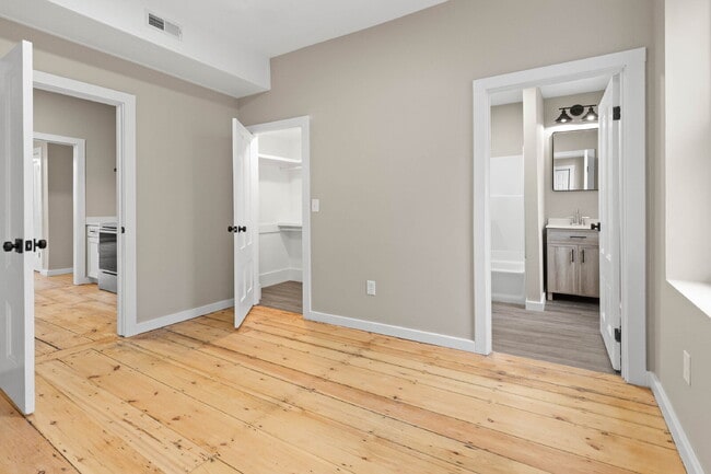 Building Photo - Tour 6/4/25 4-5pm Beautiful 1 Bedroom Apar...