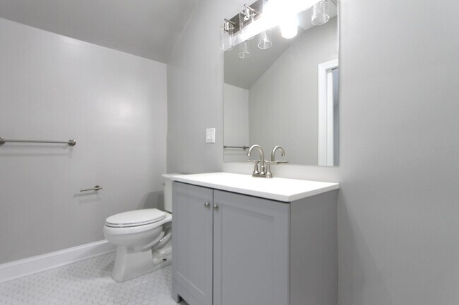 Building Photo - 5925-31 Devon Pl