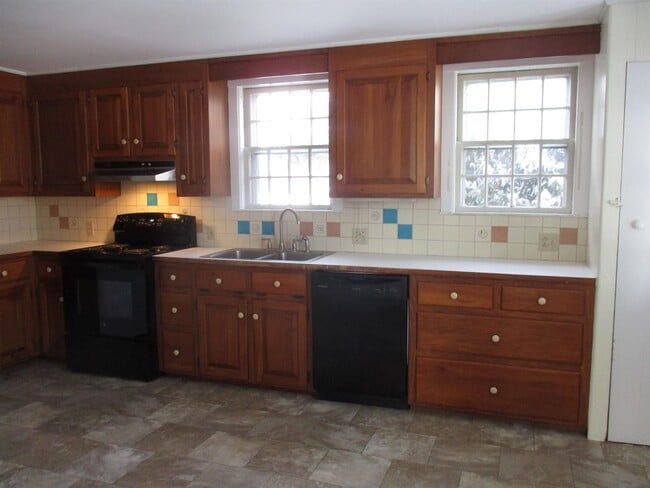 Building Photo - 48 Perkins Ln