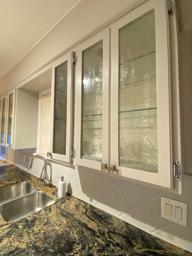 Building Photo - 2 Bedroom 2 Bathroom plus Bonus Room with ALL Appliances Included