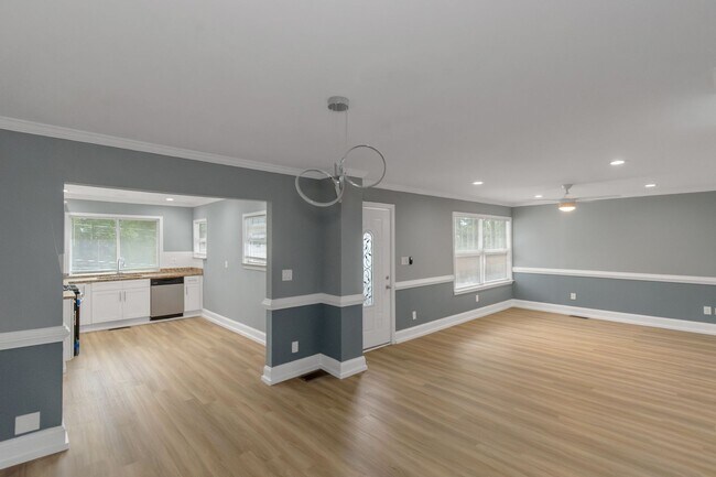 Building Photo - WELCOME HOME!