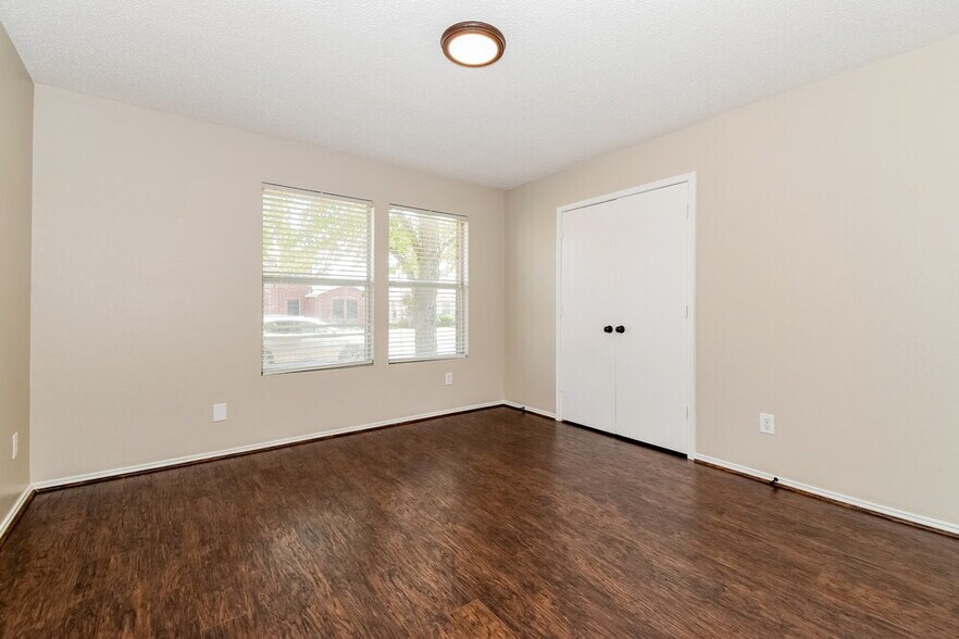 Building Photo - 1434 Hickory Creek Ln