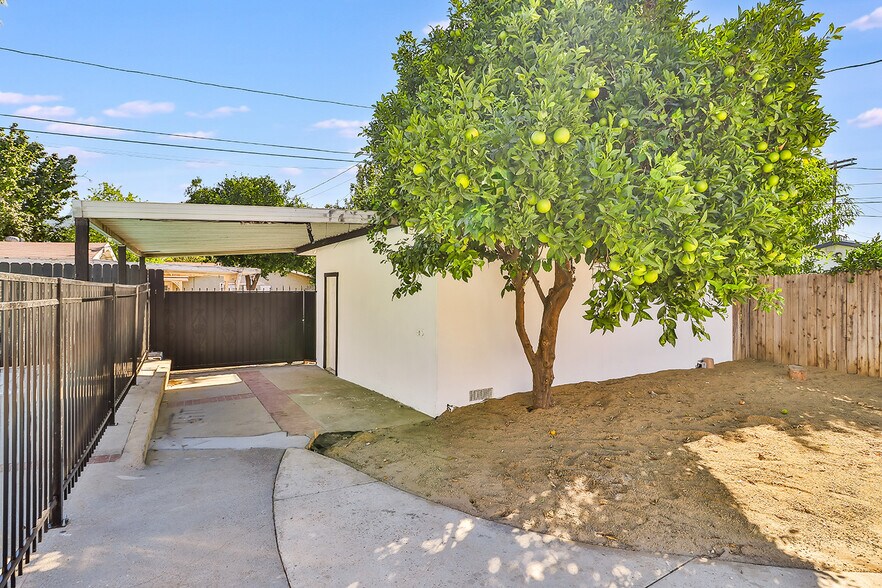 carport with 2 car closed garage - 8520 Jumilla Ave
