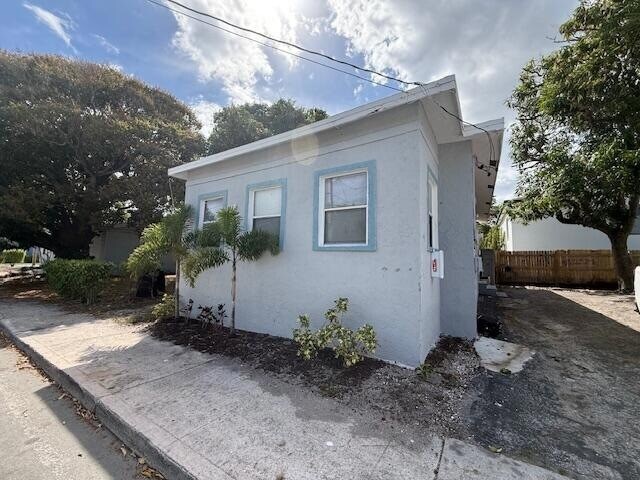 Building Photo - 319 Clematis St