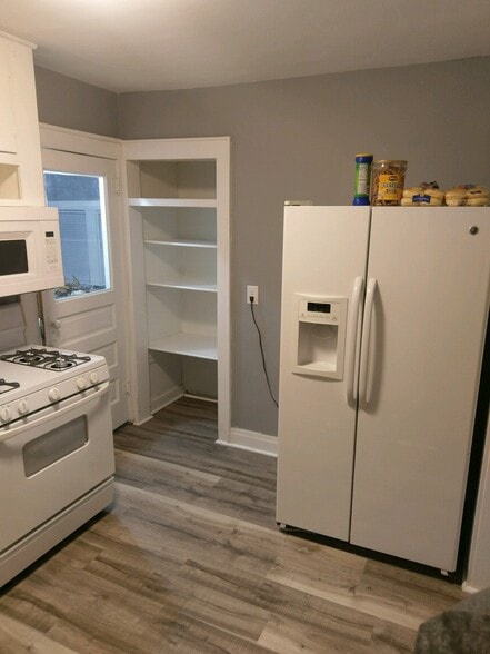 Kitchen - 107 N Oak St