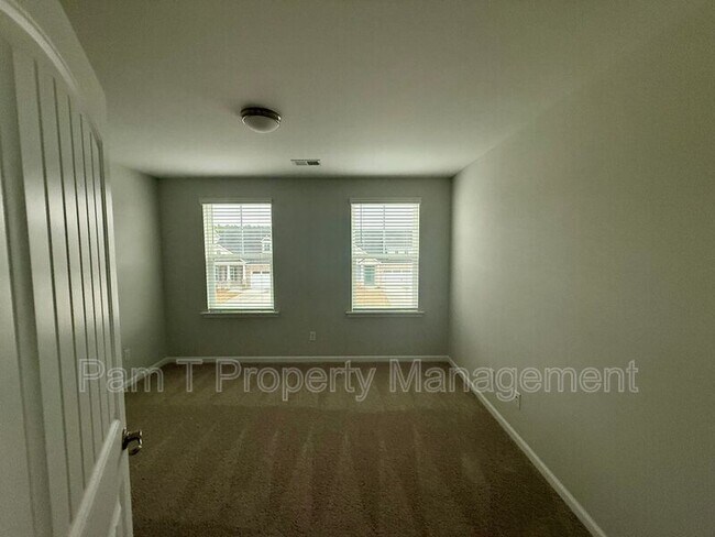 Building Photo - 400 Airways Ave