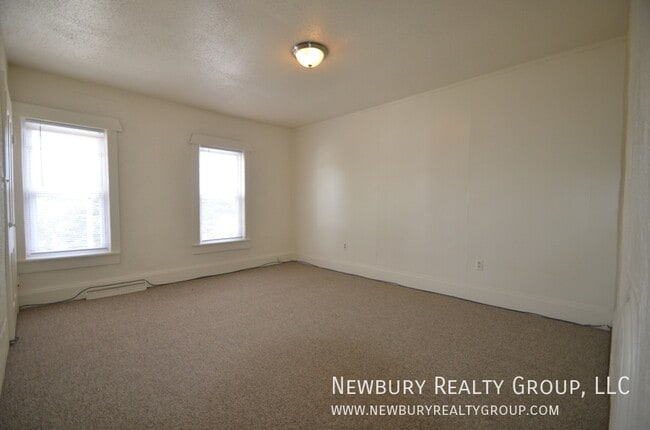 Building Photo - 33 Hickory St