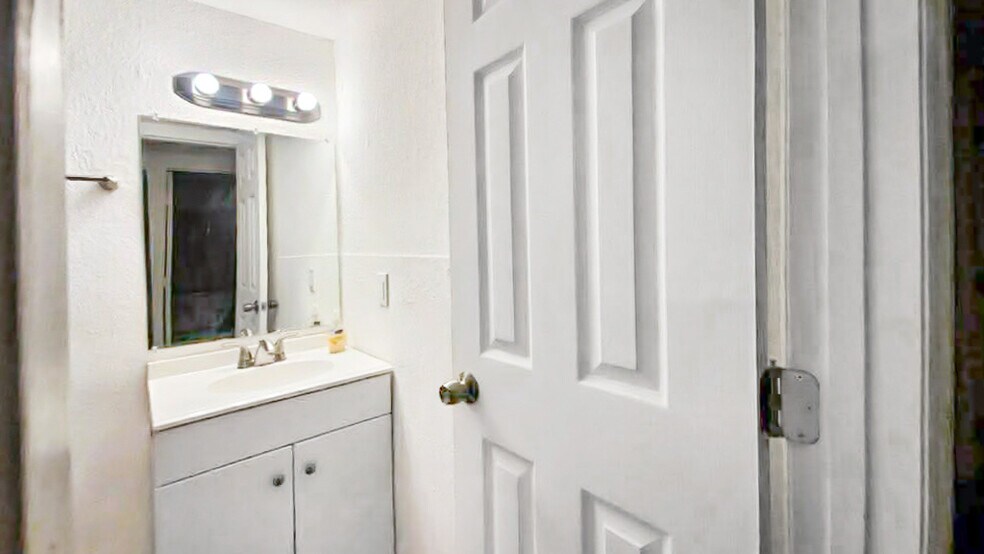 Building Photo - 8506 N Brooks St