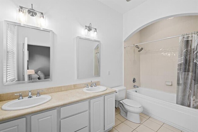 Building Photo - 515 SW 18th Ave