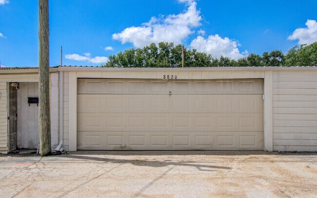 Building Photo - 8820 Bissonnet St